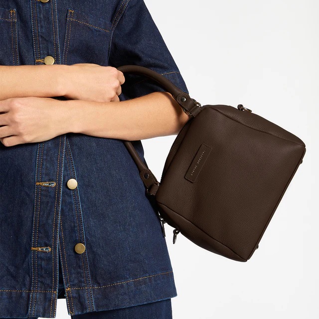 status-anxiety-bag-mini-mountains-cocoa-1-lifestyle-img