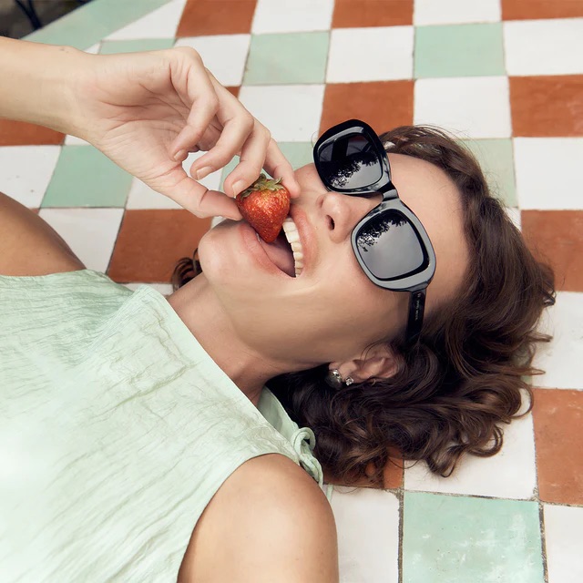 status-anxiety-sunglasses-cascade-black-4-lifestyle-img