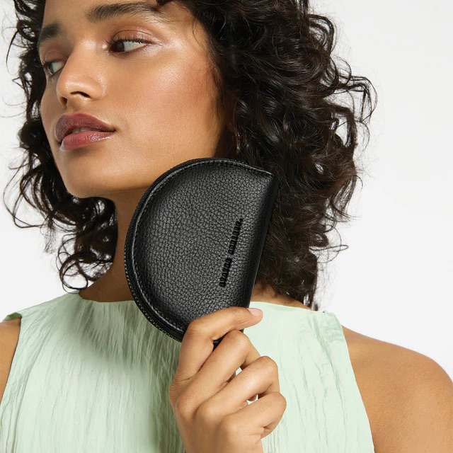 status-anxiety-wallet-lucid-black-3-lifestyle-img