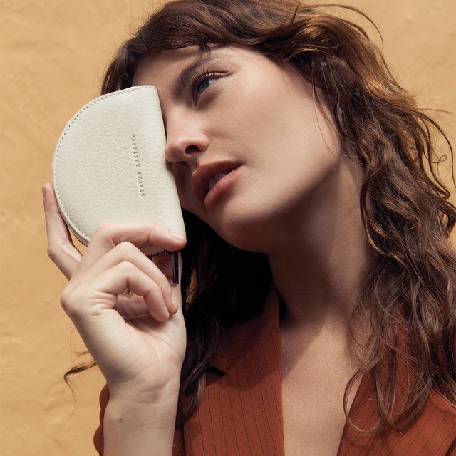 status-anxiety-wallet-lucid-chalk-5-lifestyle-img