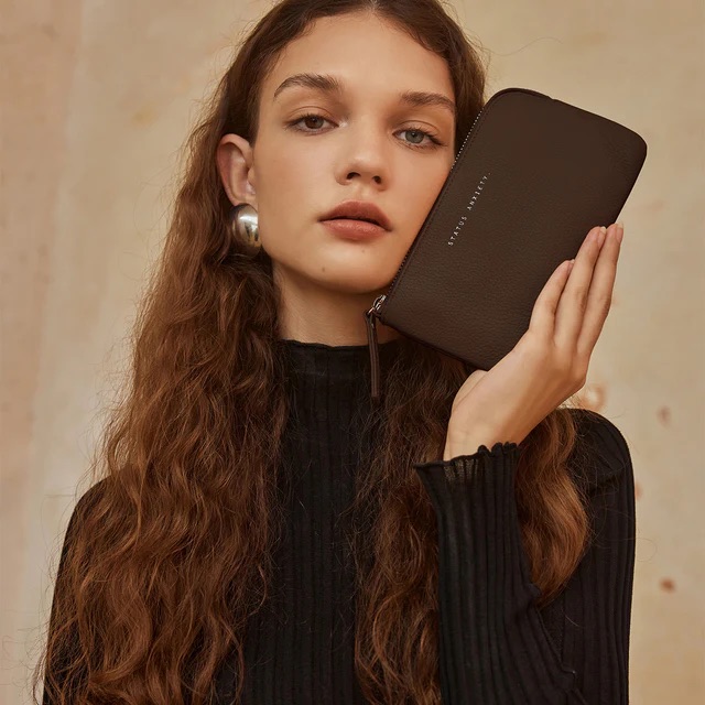 status-anxiety-wallet-smoke-and-mirrors-cocoa-5-lifestyle-img