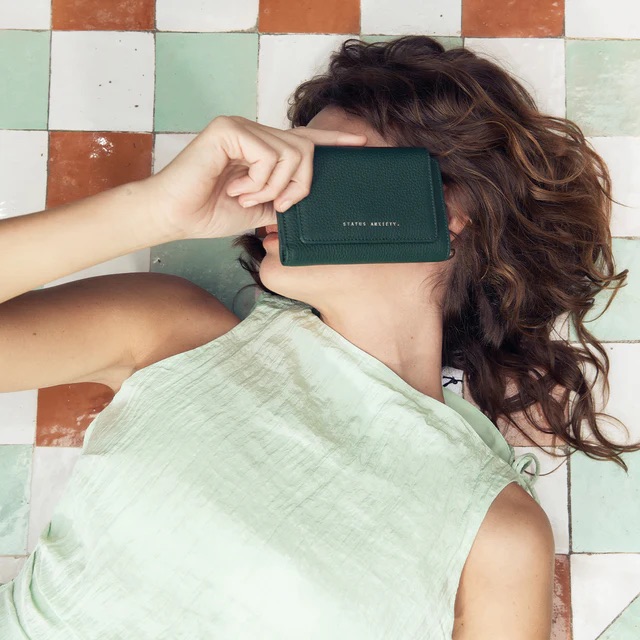 status-anxiety-wallet-visions-teal-4-lifestyle-img